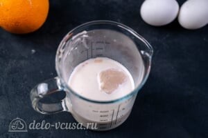 Кулич Краффин пасхальный: Соединяем молоко, часть сахара и дрожжи