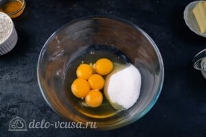 Кулич Краффин пасхальный: Соединяем яйца, желтки и сахар в отдельной емкости