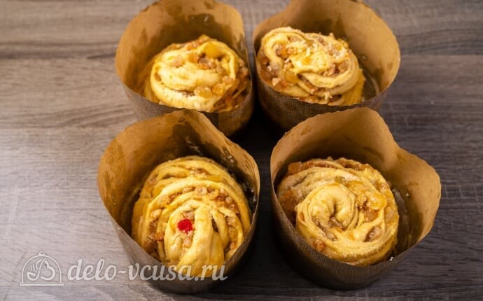Кулич Краффин пасхальный: Кладем будущие куличи в формочки