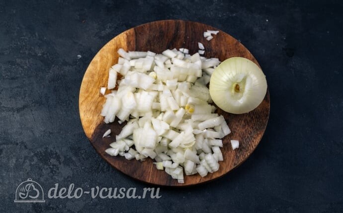Пирожки с курицей в духовке: Режем репчатый лук