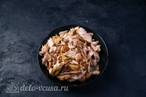 Пирожки с курицей в духовке: Отделяем курицу от костей