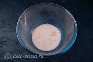 Пирожки с курицей в духовке: Разводим дрожжи в теплом молоке