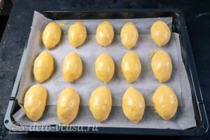 Пирожки с курицей в духовке: Смазываем пирожки взбитым желтком