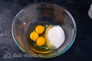 Пирог-перевертыш с ревенем: Соединяем яйца и сахар