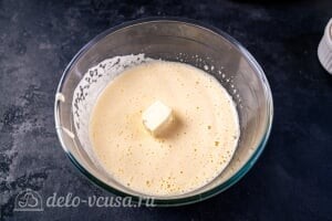 Пирог-перевертыш с ревенем: Взбиваем яйца в белую пену и добавляем масло
