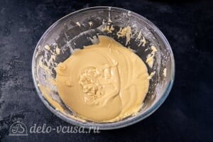 Пирог-перевертыш с ревенем: Готовое тесто должны быть по консистенции как для кексов