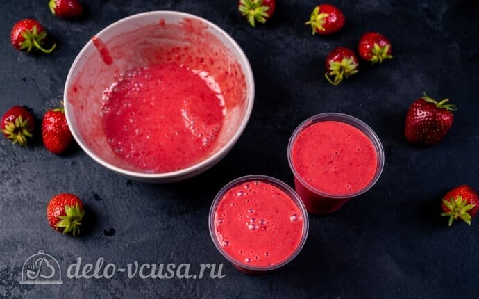 Клубничное мороженое со сгущенкой: Разливаем клубничную массу в формочки