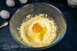 Кексы с вишней: Добавляем по одному яйца и перемешиваем до однородного состояния