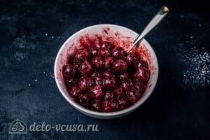 Кексы с вишней: Перемешиваем ягоду с крахмалом