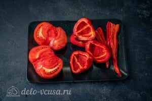 Чистим помидоры и перцы для аджики