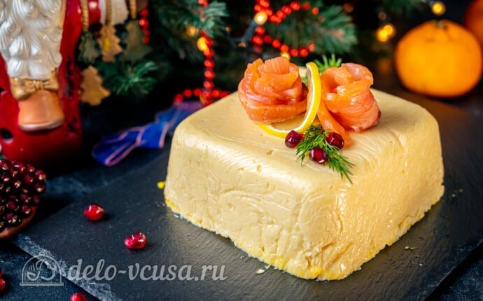 Слоеный салат с семгой, яйцом и огурцом в сырной оболочке готов