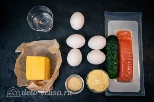 Ингредиенты для слоеного салата с семгой, яйцом и огурцом в сырной оболочке