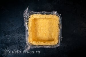Из сырного желе формируем основу для торт-салата