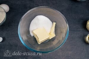 Соединяем масло и сахар для кексового текста