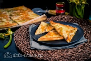 Белая пицца с анчоусами цветками цукими и моцареллой готова