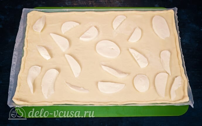 На тесто выложить кусочки моцареллы