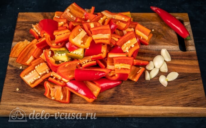 Измельчаем перец и чеснок для соуса шрирача