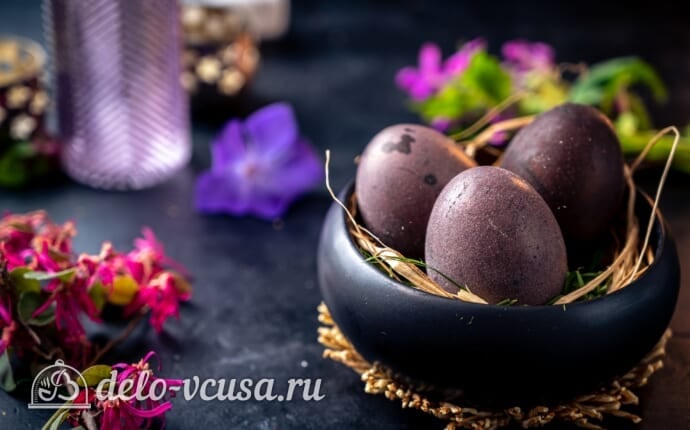 Мерцающие яйца на Пасху в красном вине