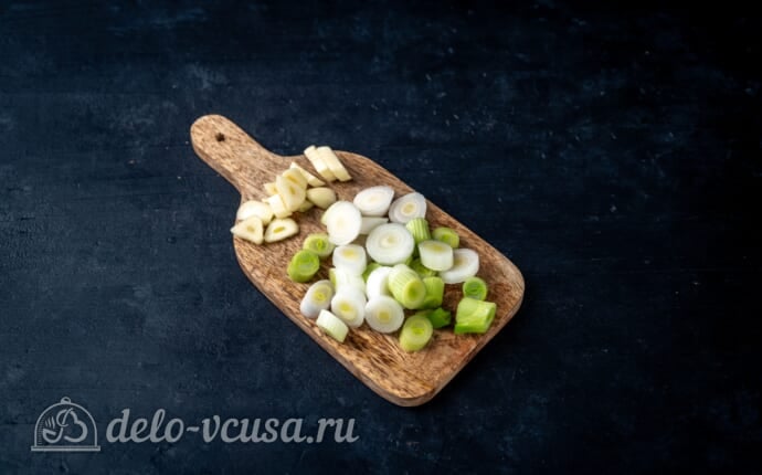 Режем чеснок и белую часть зеленого лука