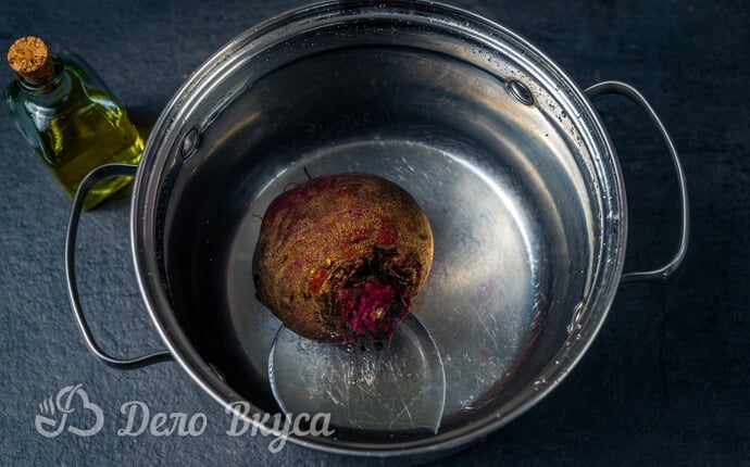 Добавляем в кастрюлю к свекле растительное масло Добавляем в кастрюлю к свекле растительное масло