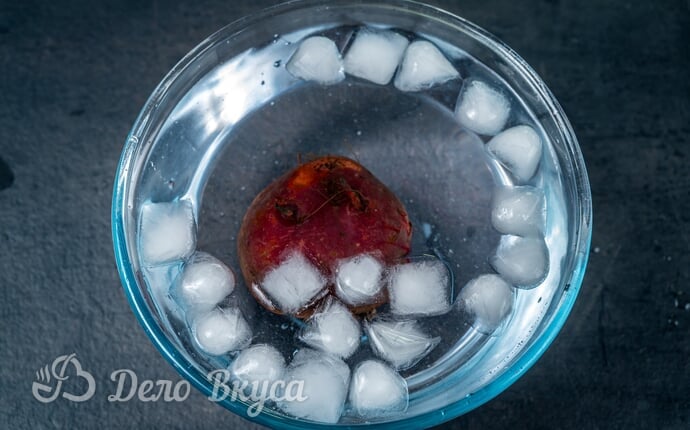 Кладем полуготовую свеклу в ледяную воду Кладем полуготовую свеклу в ледяную воду