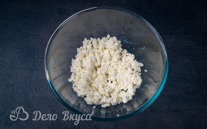 Творог разминаем вилкой до однородного состояния Творог разминаем вилкой до однородного состояния