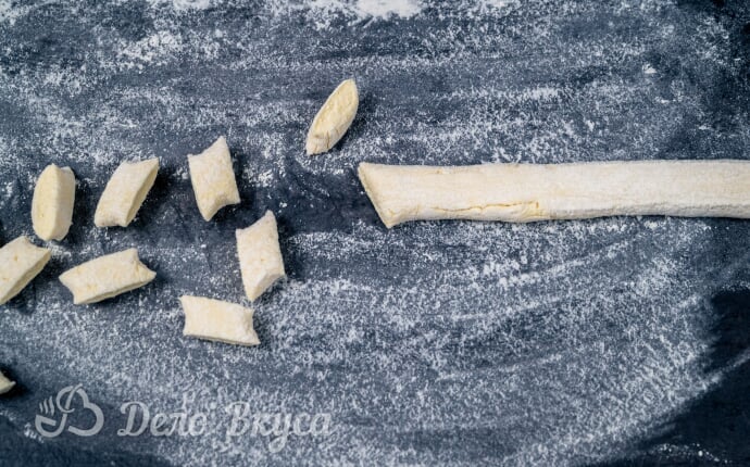 Колбаску из теста нарезаем ромбиками Колбаску из теста нарезаем ромбиками