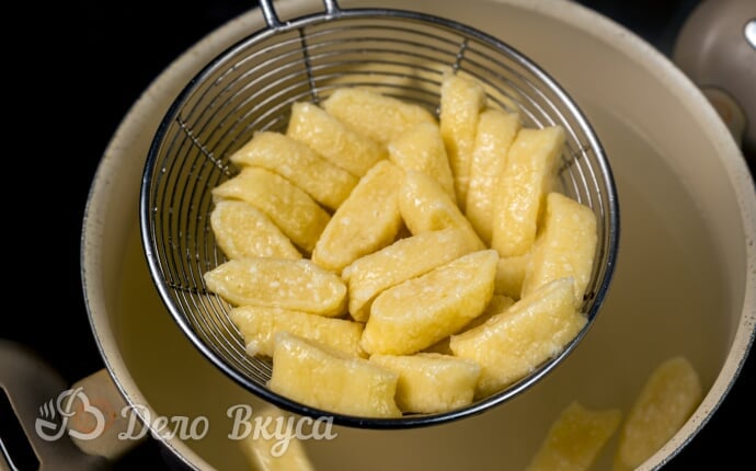 Готовые вареники достаем шумовкой Готовые вареники достаем шумовкой