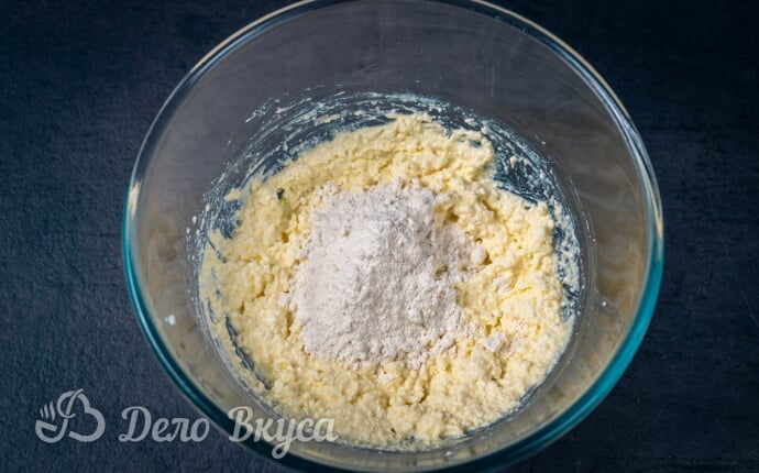 Муку добавляем к творогу Муку добавляем к творогу