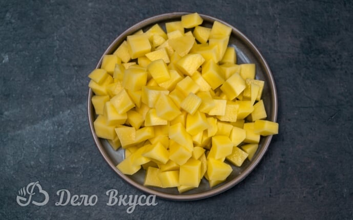 Шаг 7: Очищаем картофель и нарезаем кубиками