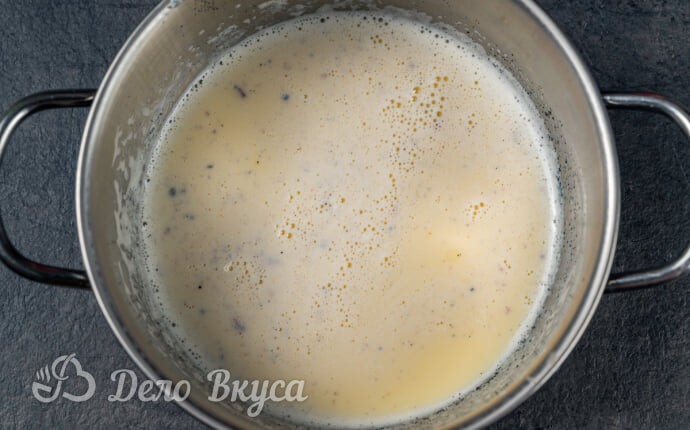 Крем англез в кастрюле на плите Крем англез в кастрюле на плите