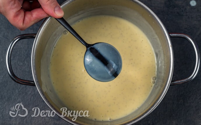 След от пальца на тыльной стороне ложки с готовым кремом След от пальца на тыльной стороне ложки с готовым кремом