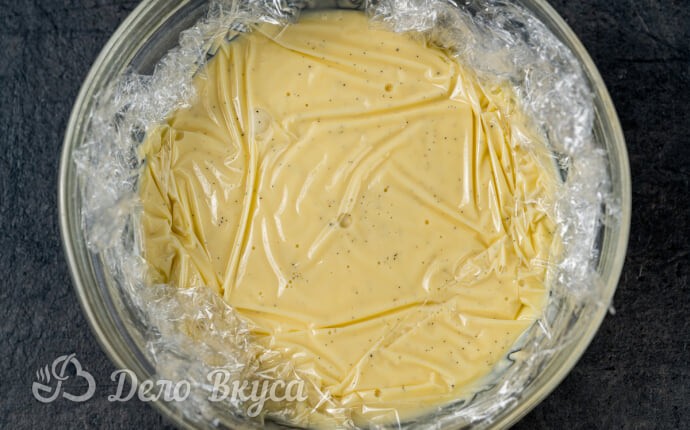 Английский крем накрытый пищевой пленкой в контакт Английский крем накрытый пищевой пленкой в контакт