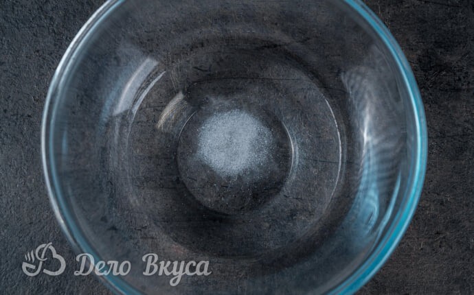 Вода с солью в миске Вода с солью в миске