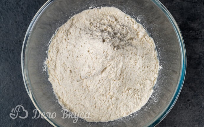 Мука в миске с водой Мука в миске с водой