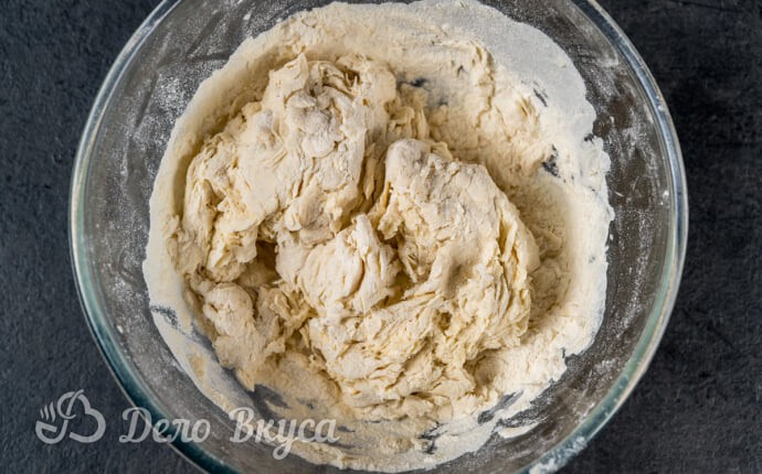 Перемешенная пшеничная мука с водой для теста Перемешенная пшеничная мука с водой для теста