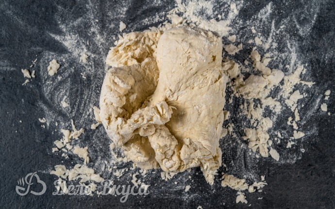 Тесто для вареников на рабочей поверхности Тесто для вареников на рабочей поверхности