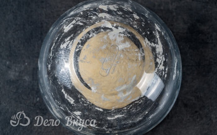 Тесто накрытое миской для дозревания Тесто накрытое миской для дозревания