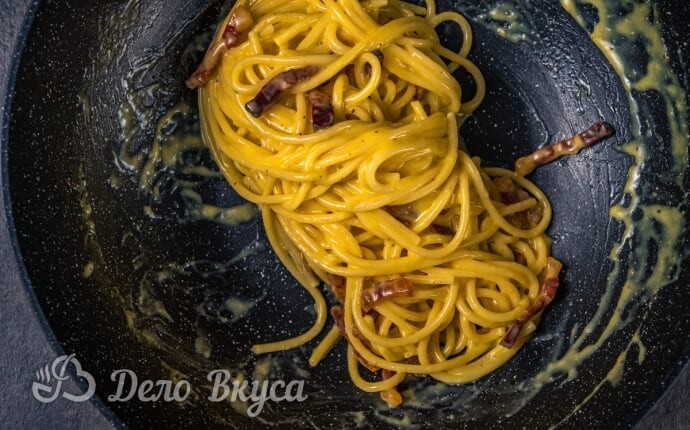 Кусочки гуанчале со спагетти в сковороде Кусочки гуанчале со спагетти в сковороде