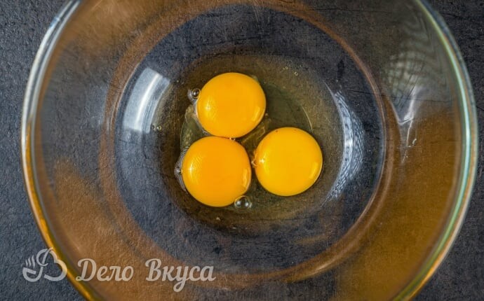 Яйца и желтки в миске Яйца и желтки в миске