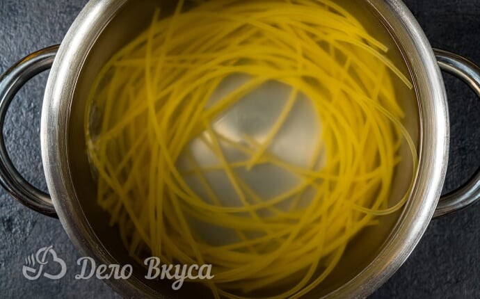 Отваренные спагетти в кастрюле Отваренные спагетти в кастрюле