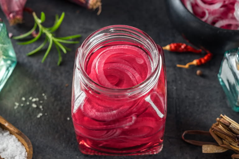 Маринованный красный лук