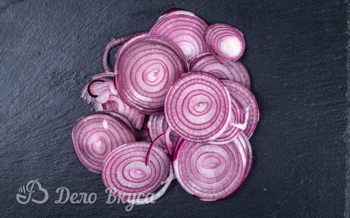 Маринованный красный лук: нарезаем красный лук кольцами Маринованный красный лук: нарезаем красный лук кольцами
