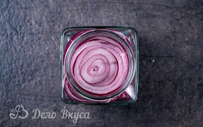 Маринованный красный лук: складываем кольца лука в банку Маринованный красный лук: складываем кольца лука в банку