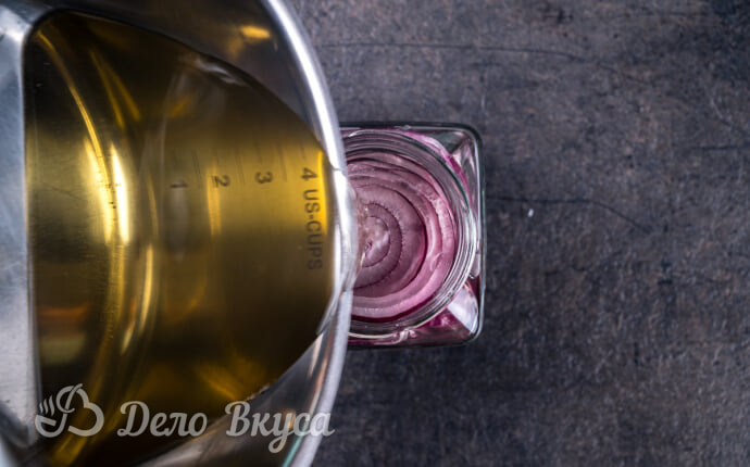 Маринованный красный лук: наполняем банку маринадом Маринованный красный лук: наполняем банку маринадом