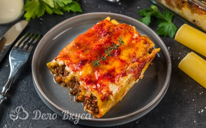 Сервируем готовые каннеллони с мясным фаршем
