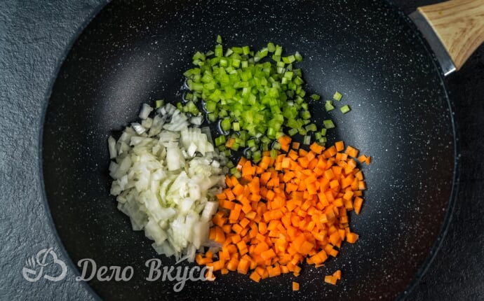 Каннеллони с мясным фаршем: режем морковь, лук и сельдерей небольшими кубиками