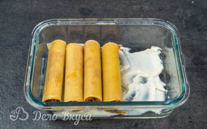 Каннеллони с мясным фаршем: добавляем фаршированные трубочки в форму для выпечки
