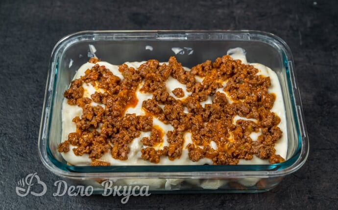 Каннеллони с мясным фаршем: заливаем каннеллони соусом бешамель