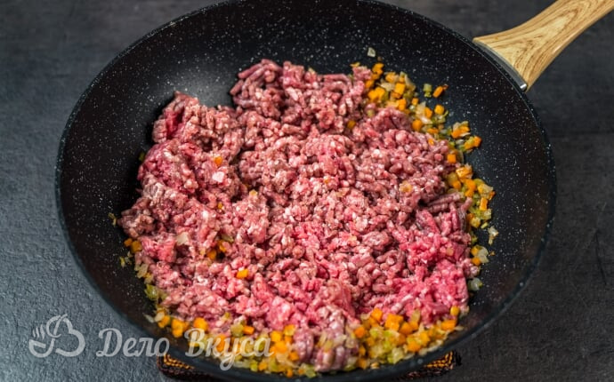 Каннеллони с мясным фаршем: обжариваем мясной фарш